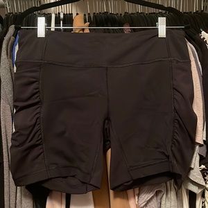 Lululemon shorts size 10 with size pockets and ruching